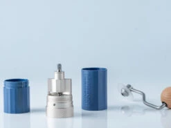 1Zpresso | Q Air Manual Coffee Grinder(1zpresso Q Air) -Cafuné Boutique 1zpresso q air lifestyle 3