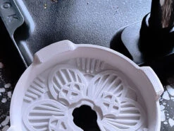 Broken Gooseneck | Pop ROK Manual Grinder Hopper Cover(Broken Gooseneck Pop Rok) -Cafuné Boutique Pop Rok Lotus White CloseUp