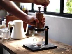 Aram | Espresso Maker W. Steel Support - Auburn(Aram Espresso Maker W Steel Support Auburn) -Cafuné Boutique aram soulcraft espresso maker lifestyle 1 33218eb6 a2c9 4b95 a56f 8088eda074ad