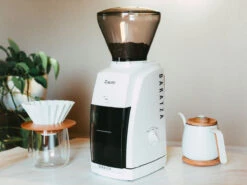 Baratza | Encore Coffee Grinder - White(Baratza Encore White) 3 Baratza | Encore Coffee Grinder - White(Baratza Encore White) -Cafuné Boutique baratza encore new look white lifestyle 1
