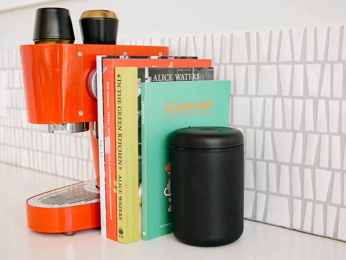 Fellow | Atmos Vacuum Canister - Matte Black(Fellow atmos vacuum canister matte black) Fellow | Atmos Vacuum Canister - Matte Black(Fellow Atmos Vacuum Canister Matte Black) -Cafuné Boutique fellow atmos vacuum coffee canister black lifestyle