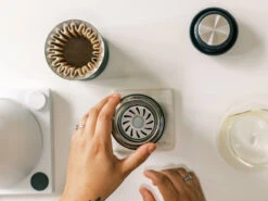 Fellow | Carter Move Mug - 16oz(Fellow Carter Move Mug 16oz) -Cafuné Boutique fellow carter move mug black lifestyle 4 aa16fc00 5714 440d 9e0a b69a1ed78138