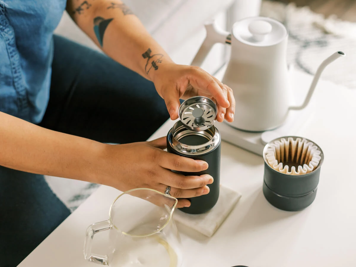 Fellow | Carter Move Mug - 12oz(Fellow carter move mug 12oz) Fellow | Carter Move Mug - 12oz(Fellow Carter Move Mug 12oz) -Cafuné Boutique fellow carter move mug black lifestyle 5 f4aeefc4 4385 47da b146 942210870e96