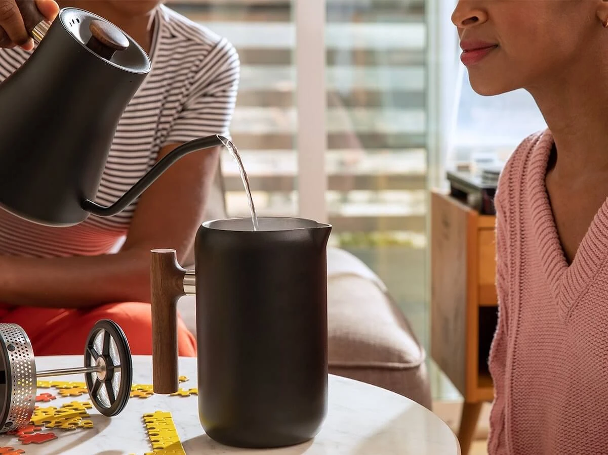 Fellow | Clara French Press - Matte Black w. Walnut(Fellow clara french press matte black w walnut) Fellow | Clara French Press - Matte Black W. Walnut(Fellow Clara French Press Matte Black W Walnut) -Cafuné Boutique fellow clara french press lifestyle 1