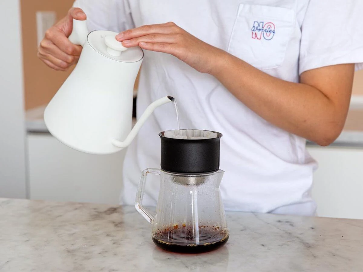 Fellow | Mighty Small Glass Carafe - Clear Glass(Fellow mighty small glass carafe clear) Fellow | Mighty Small Glass Carafe - Clear Glass(Fellow Mighty Small Glass Carafe Clear) -Cafuné Boutique fellow mighty small glass carafe clear glass lifestyle 3