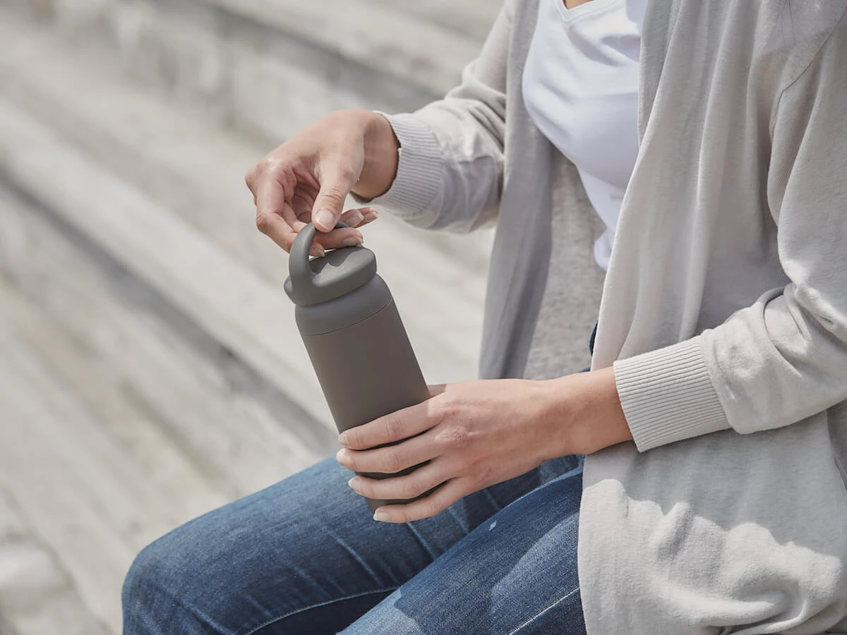 Kinto | Day Off Tumbler - Dark Grey(Kinto day off tumbler dark grey) Kinto | Day Off Tumbler - Dark Grey(Kinto Day Off Tumbler Dark Grey) -Cafuné Boutique kinto day off tumbler khaki lifestyle 1