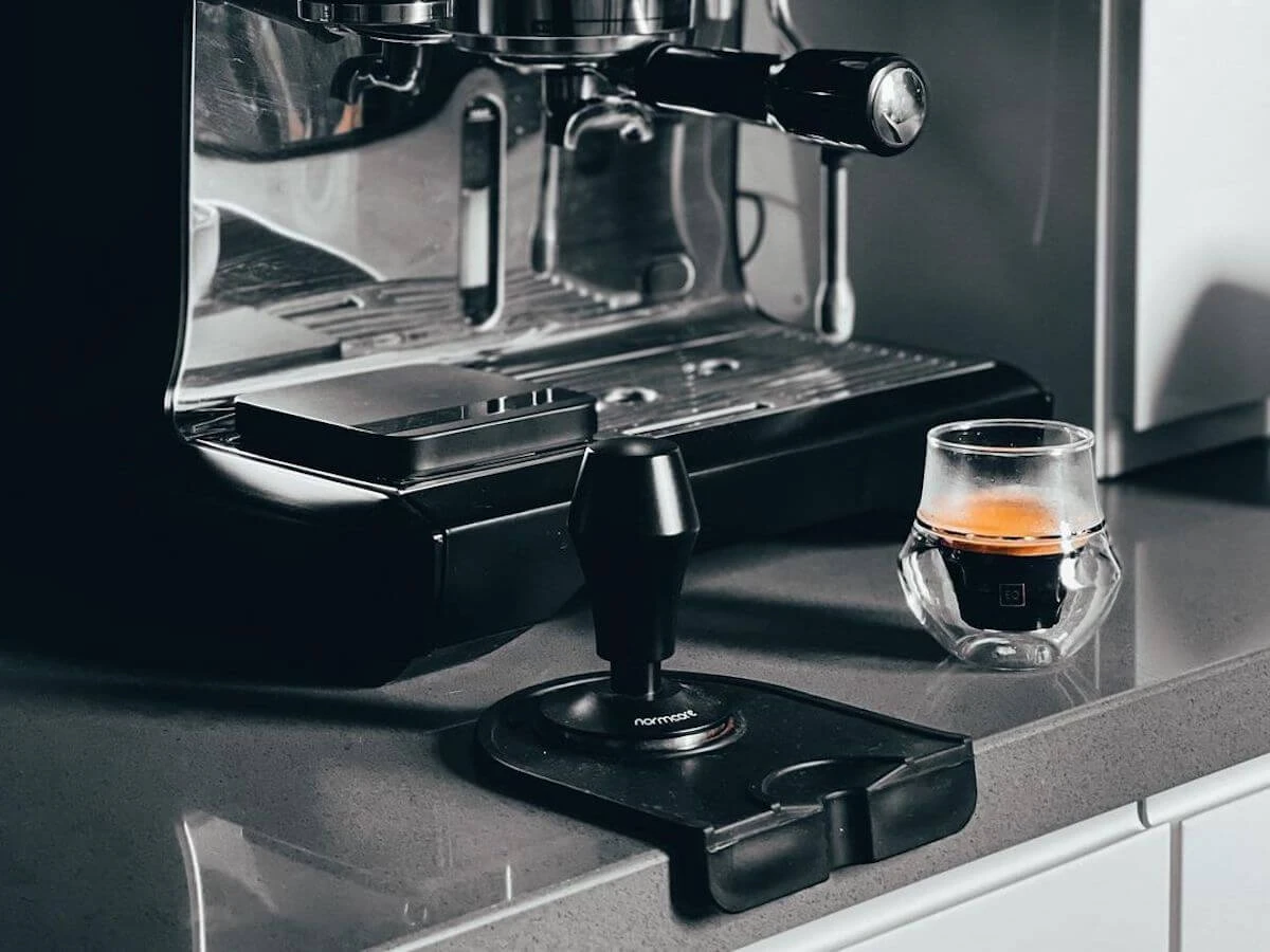 Normcore | Spring Loaded Tamper V4(Normcore spring loaded tamper v4) Normcore | Spring Loaded Tamper V4(Normcore Spring Loaded Tamper V4) -Cafuné Boutique normcore v4 spring loaded tamper lifestyle 1