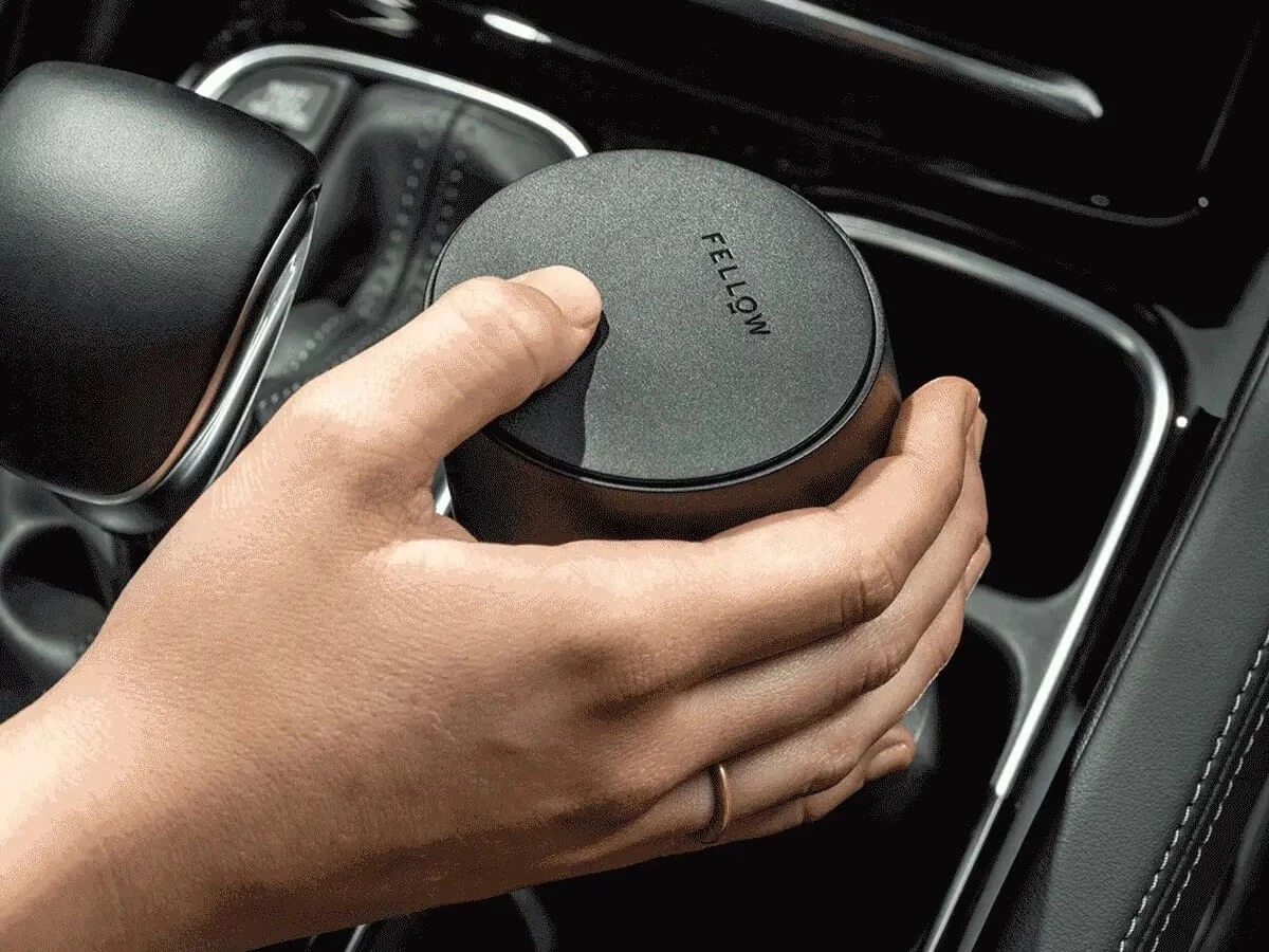 Fellow | Carter Move Mug w. Slide-Lock Lid - 12oz(Fellow carter move mug w slide lock lid 12oz) Fellow | Carter Move Mug W. Slide-Lock Lid - 12oz(Fellow Carter Move Mug W Slide Lock Lid 12oz) -Cafuné Boutique slide lock lifestyle 2